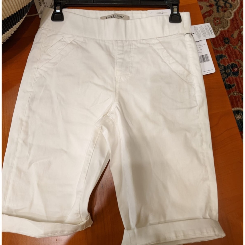 Liverpool Los Angeles Size 0/ 25 pull on White Bermuda shorts